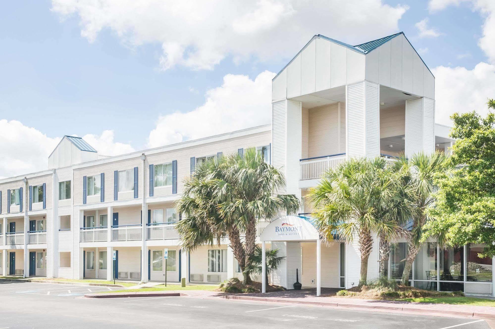 Baymont By Wyndham Wilmington Hotel Exterior photo