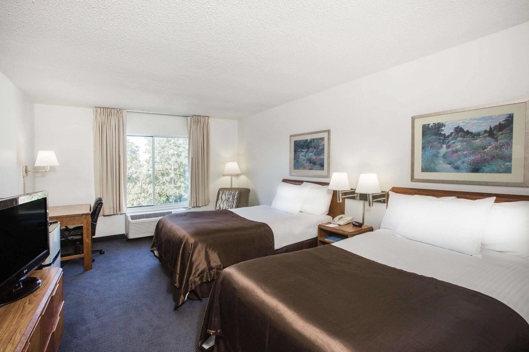 Baymont By Wyndham Wilmington Hotel Exterior photo