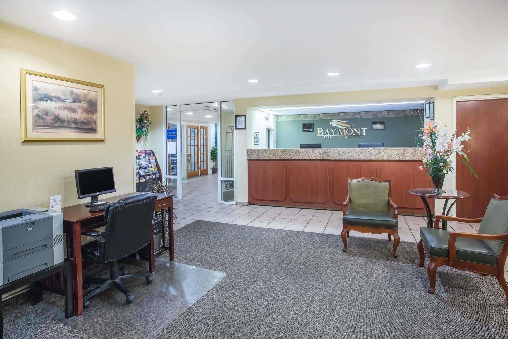 Baymont By Wyndham Wilmington Hotel Exterior photo