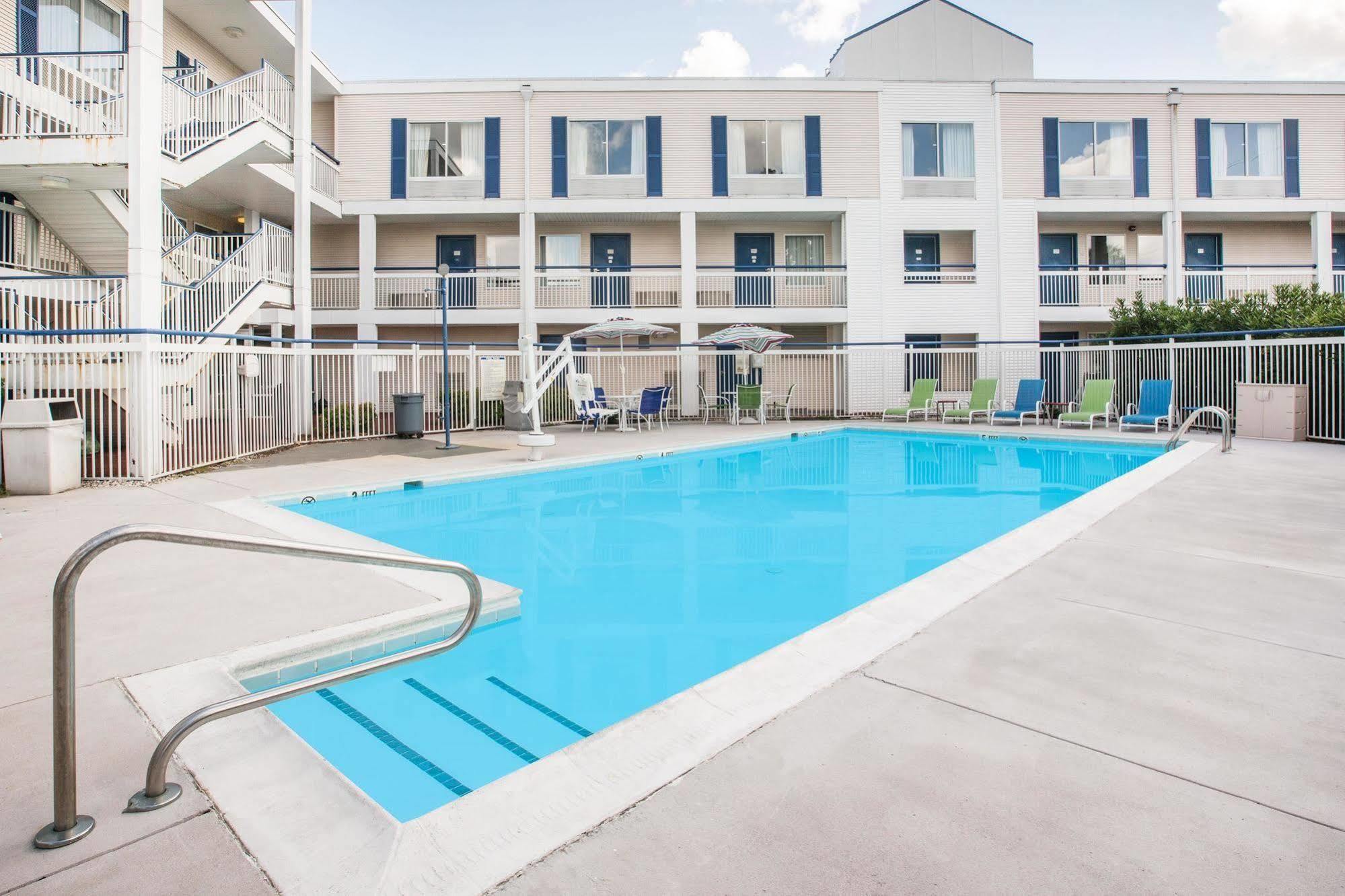 Baymont By Wyndham Wilmington Hotel Exterior photo