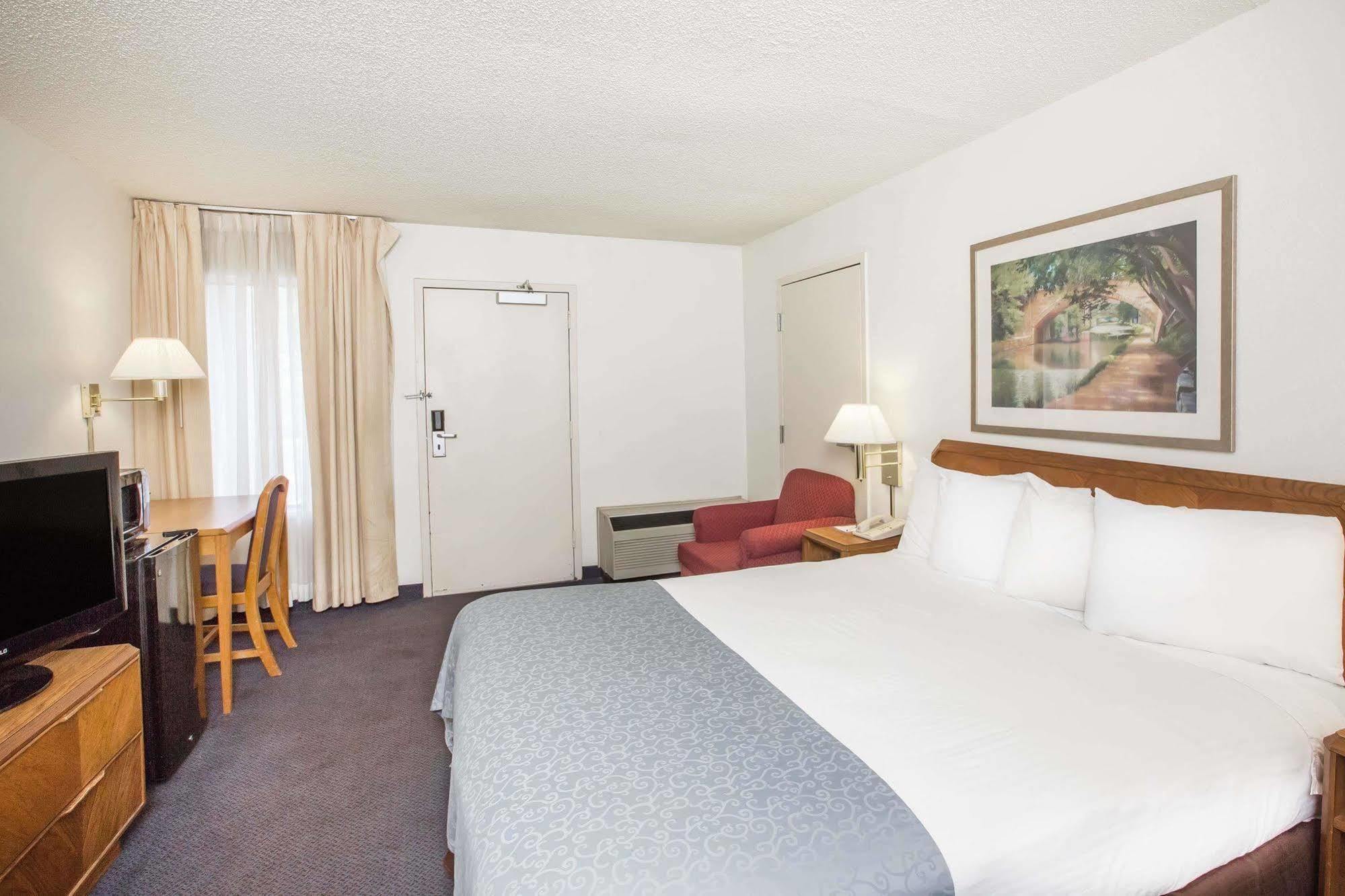 Baymont By Wyndham Wilmington Hotel Exterior photo